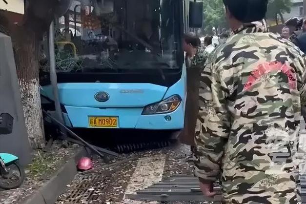 乘客攻击公交车司机,乘客攻击公交车司机导致车祸